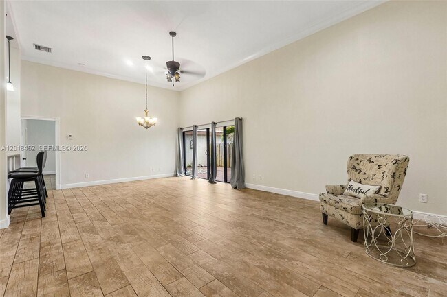 Building Photo - 2731 Parkview Dr S
