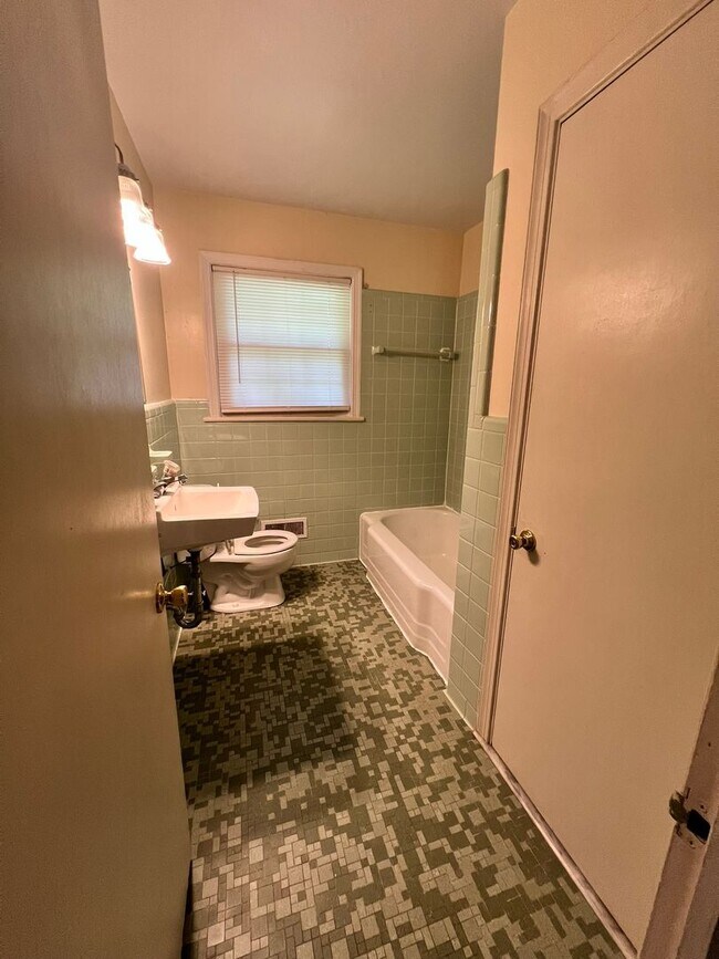 Building Photo - 3BD/ 2BA in Bellview Estates