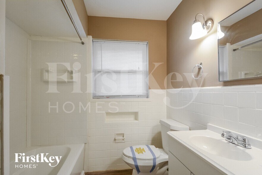 Building Photo - 10220 Capitol Dr