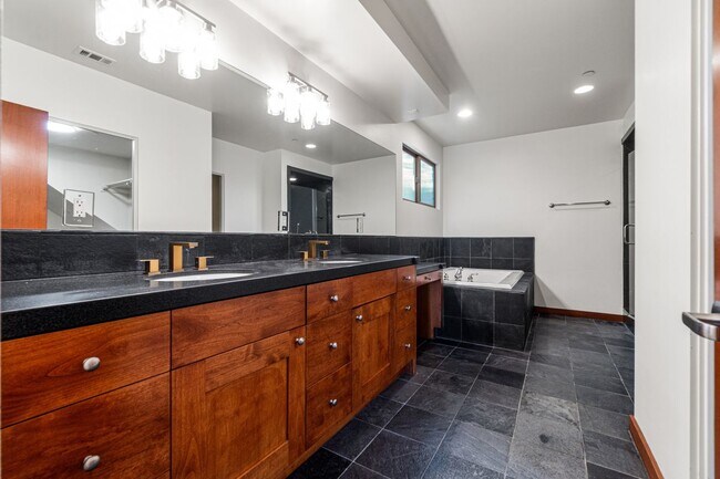 Building Photo - 1542 Manhattan Beach Blvd