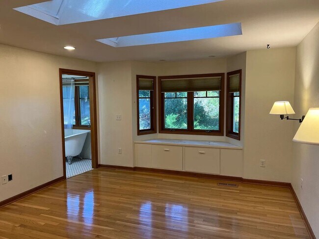 Building Photo - CUSTOM 3BD 2.5BA HARDWOOD FLOORS THROUGHOUT