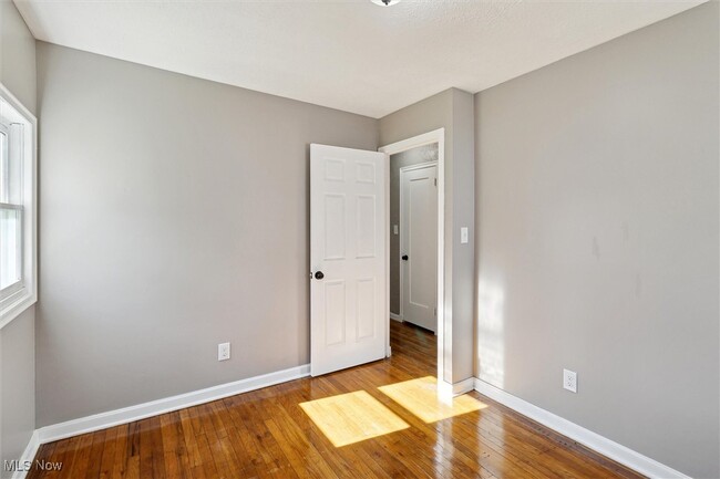 Building Photo - 715 E 258th St