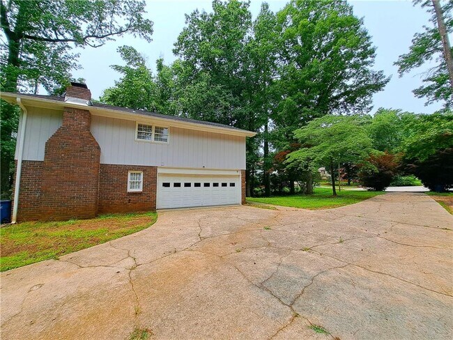 Building Photo - 844 Chandler Dr SW
