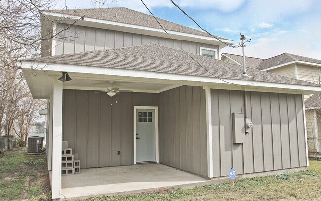 Building Photo - One Block to A&M! Kyle Field walking distance! Newly remodeled, all appliances, 5 bd/4 bth across...