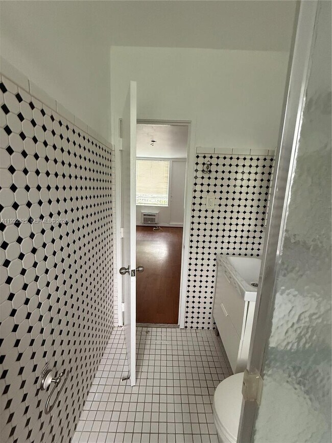 Building Photo - 10281 E Bay Harbor Dr