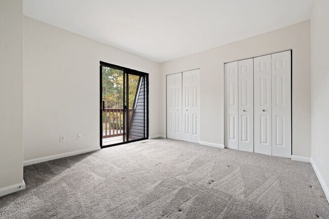 Building Photo - GREAT LOCATION!!! Large 2bedrm - Mins to U...