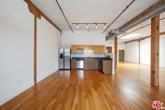 Building Photo - 215 S Santa Fe Ave