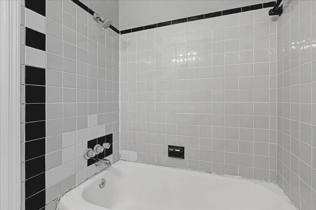 Building Photo - 3 bed 2 Bath house with fenced-in yard on Pepper dr! Available now!