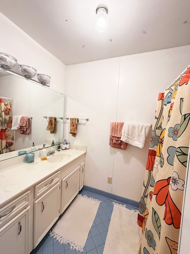 Building Photo - 937 E Ave