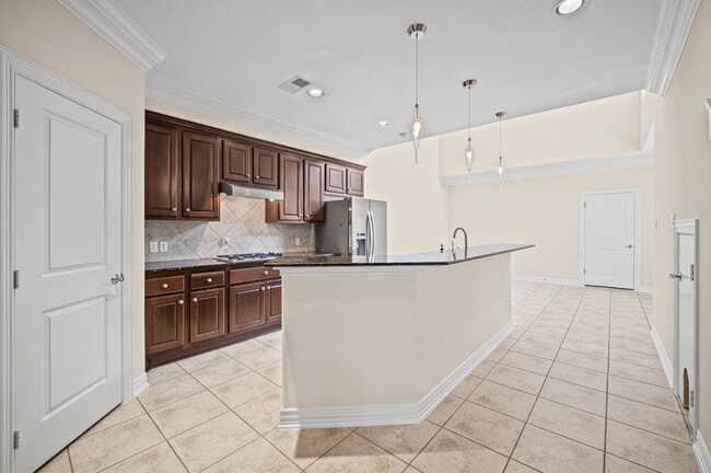 Building Photo - 2047 Palm Forest Ln