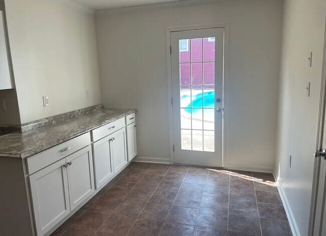 Building Photo - 206 Challenger St