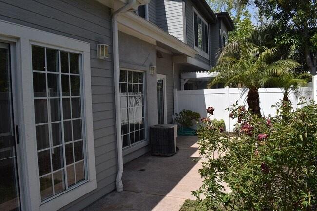 Building Photo - 3 Bedroom Townhome in La Jolla Village