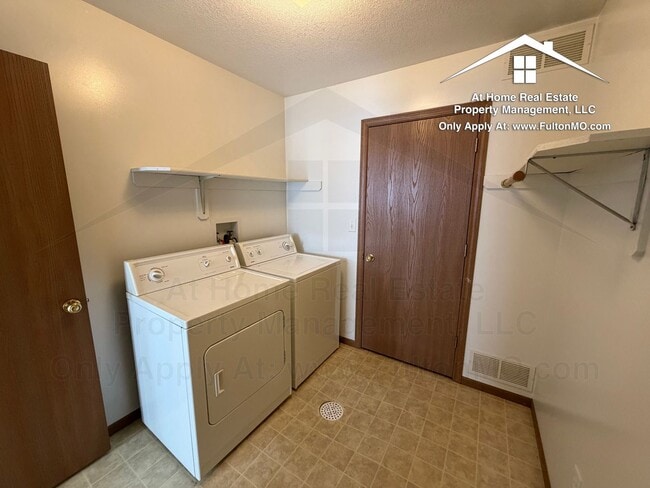 Building Photo - Gates Boulevard 2629–2631 Duplex