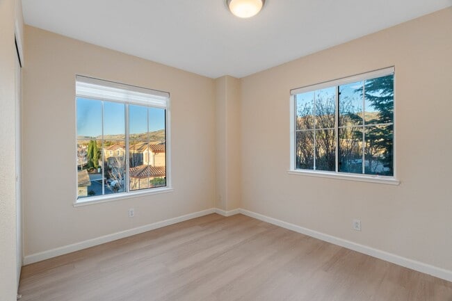 Building Photo - UPGRADED TOWNHOME OFFERS UTMOST CONVENIENCE