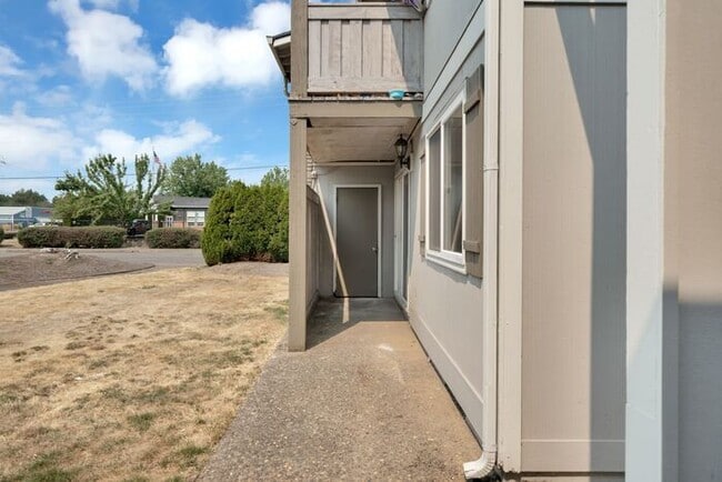 Building Photo - Cozy up in front of a fireplace in this beautiful 2bedroom!!!