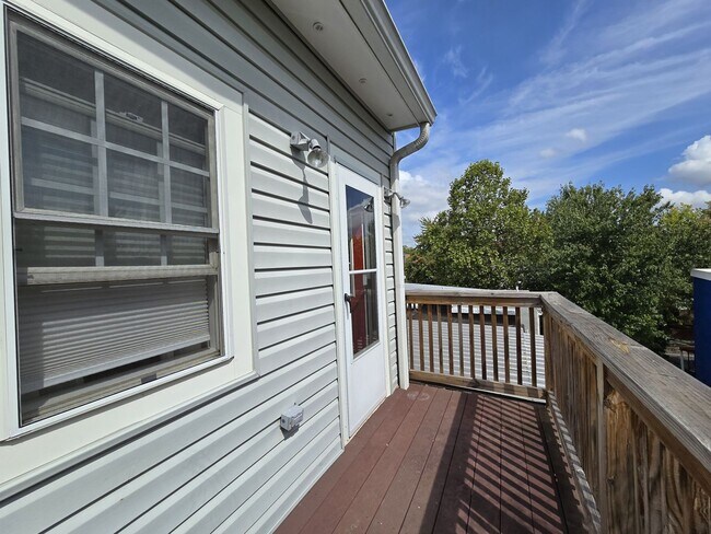 Building Photo - Spiffy 3 Bedroom, 2 Full Bathroom Rowhome just steps from Lincoln Park!!