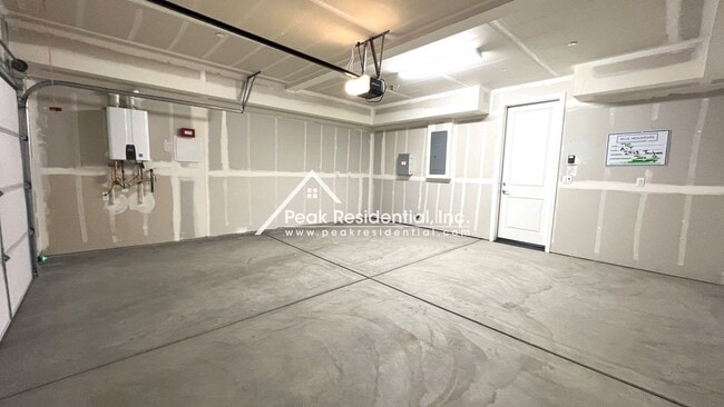 Building Photo - Newer 3bd/2.5ba North Natomas Townhouse with 2 Car Garage!