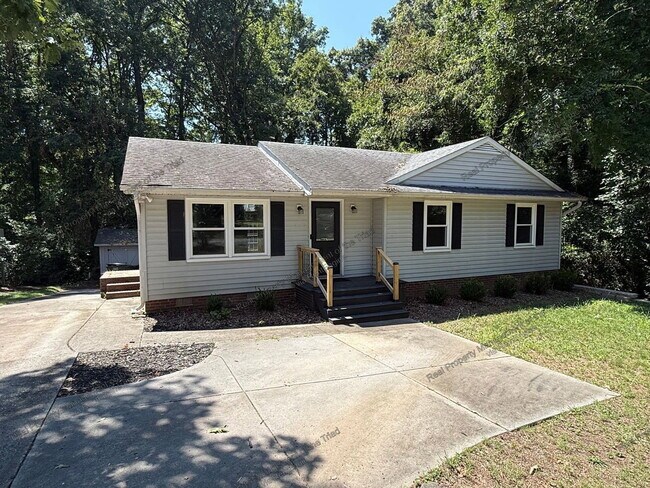 Building Photo - 2707 Stratford Dr