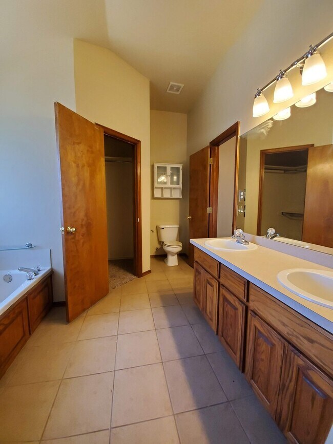 Building Photo - (3) Bed/(2) Bath SE OKC Avail NOW! Moore P...