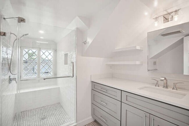 Building Photo - Cleveland Park 5 Bedroom, 3.5 Bath