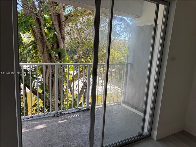 Building Photo - 645 NE 121st St