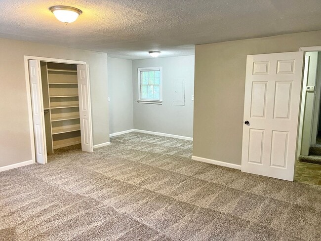 Building Photo - Welcome to the Charming 4 Bedroom/3 Bath w...