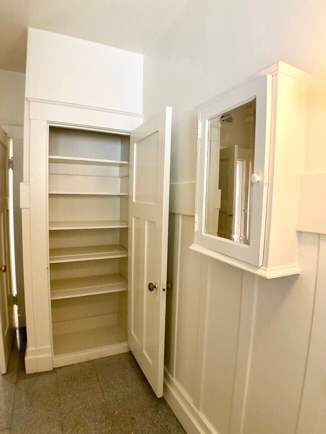 Building Photo - LARGE 3BR In Pac Heights. In-Unit Laundry!...
