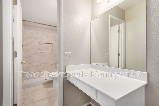 Building Photo - 832 W Laguna Dr