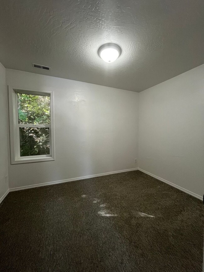 Building Photo - 3 bedroom, 2 bath house located in Wallace...