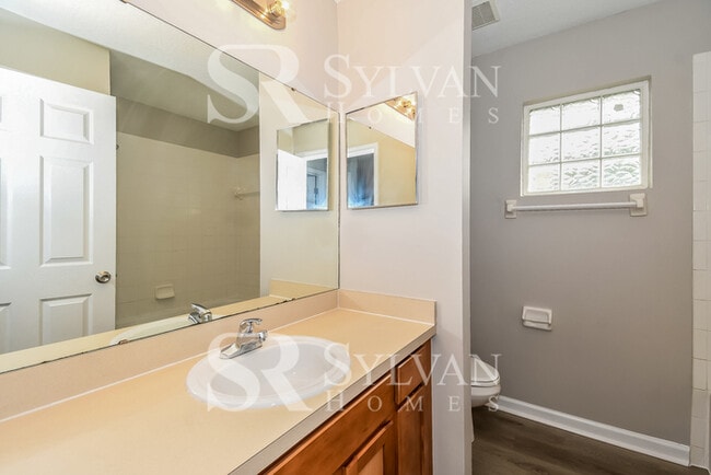 Building Photo - Welcome home to this stunning 4 bedroom, 3 bathroom home!