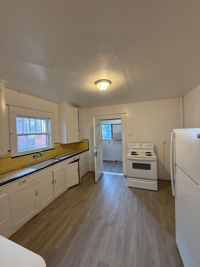 Building Photo - 332 Roberts St