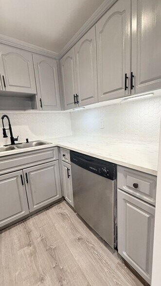 Building Photo - 5961 N Falls Circle Dr