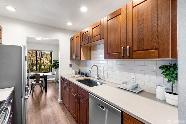 Building Photo - 2550 Thorndyke Ave W