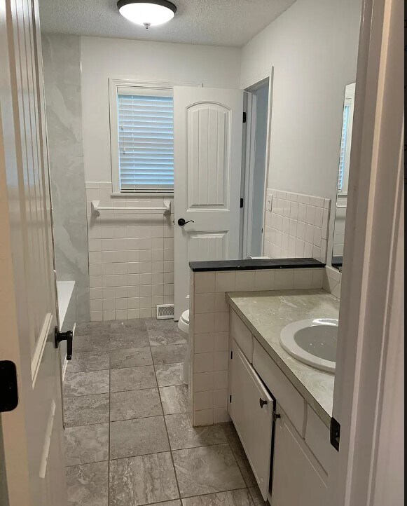 Building Photo - 1165 E Rosebrier St