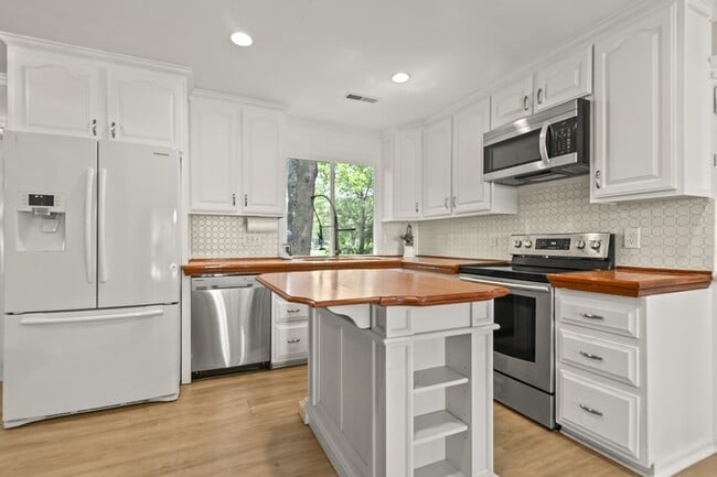 Building Photo - 1382 Center Lake Dr