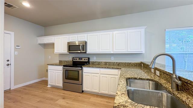 Building Photo - 9922 Ironhorse Dr