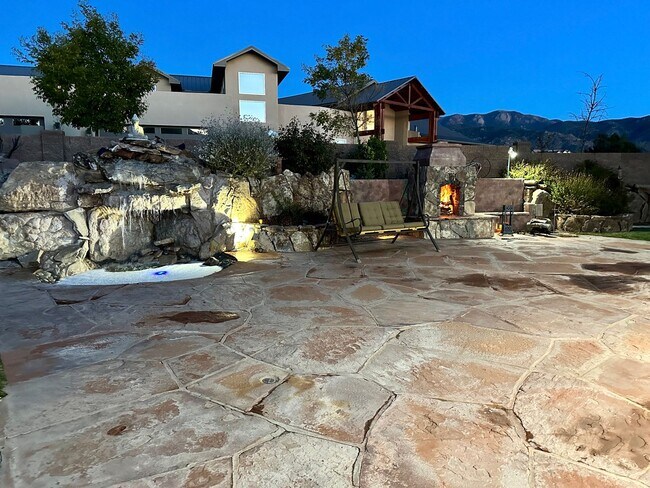 Building Photo - Move in Special Luxury 4 bedroom 4.5 bathr...