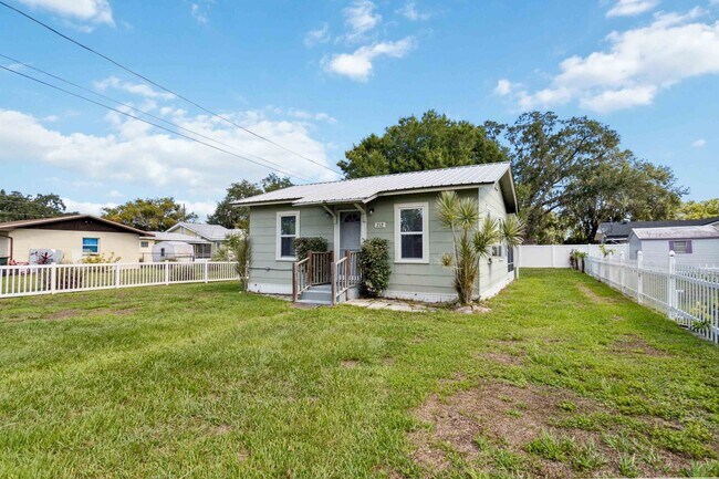 Building Photo - PENDING APPLICATION- Charming 1/1 Home in ...