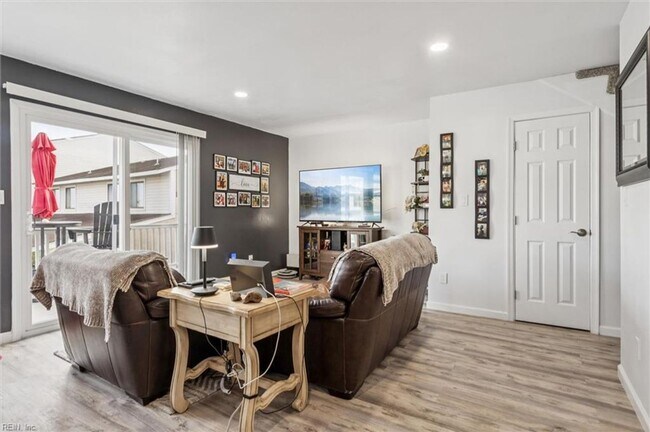 Building Photo - 334 N 1st St