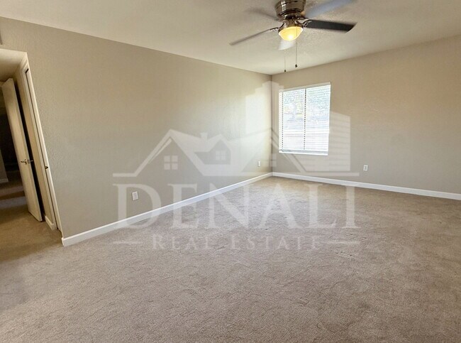 Building Photo - 1529 E Edgewater Dr