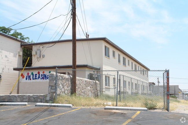 Building Photo - Freeway East Apartments
