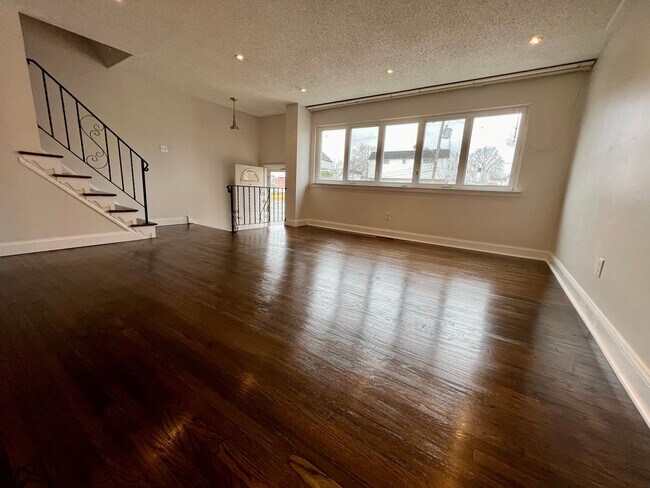 Building Photo - 3-Bedroom Townhome in Parkwood with Finished Basement! Available NOW!