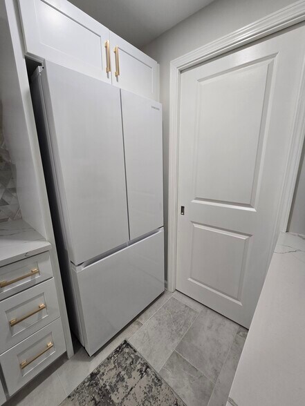 Refrigerator/Freezer - 2875 Whitby Dr