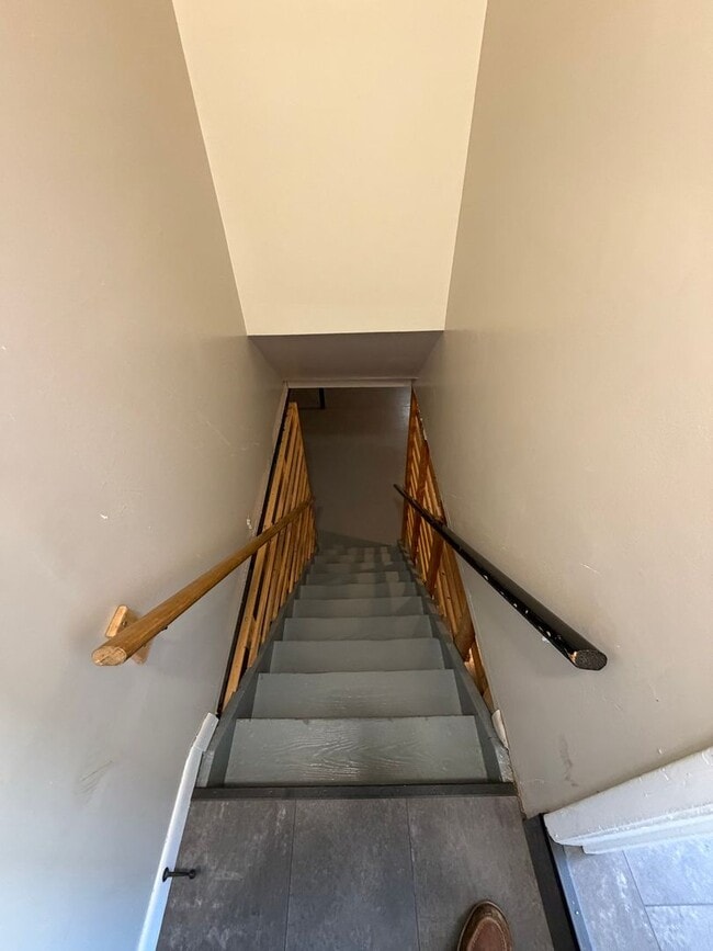 Building Photo - Remodeled 4BR/2BA Home in Lansing — Move in ready