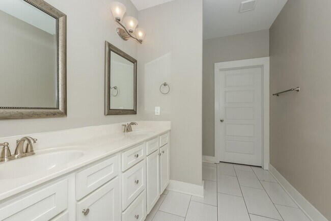 Building Photo - 4112 Stark St