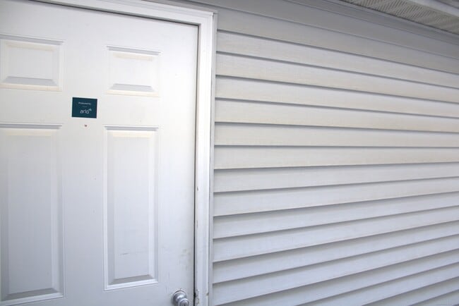 Building Photo - 607 Spring Meadow Rd