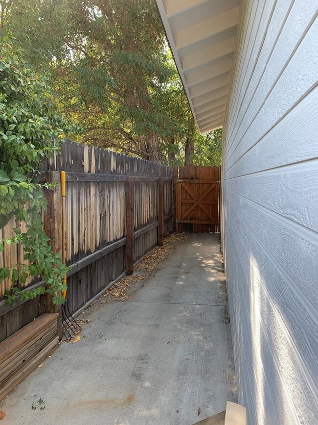 Building Photo - Studio