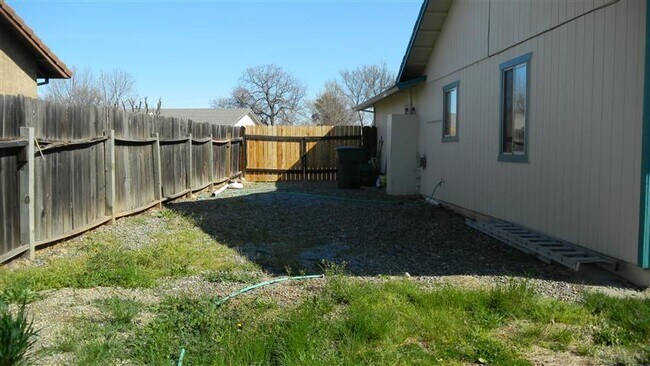 Building Photo - Spacious Home on the West Side of Redding ...
