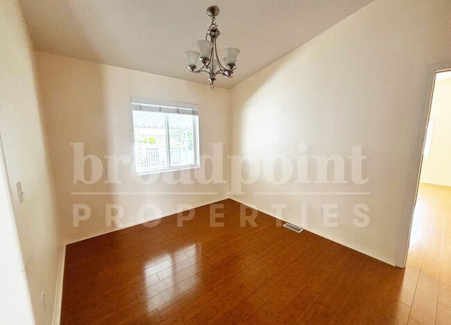 Building Photo - 525 W El Norte Pkwy