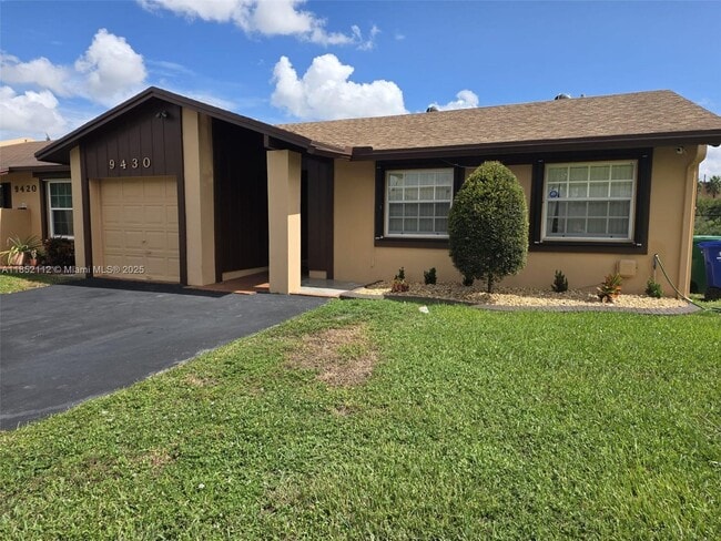 Building Photo - 9430 S Meadows Cir
